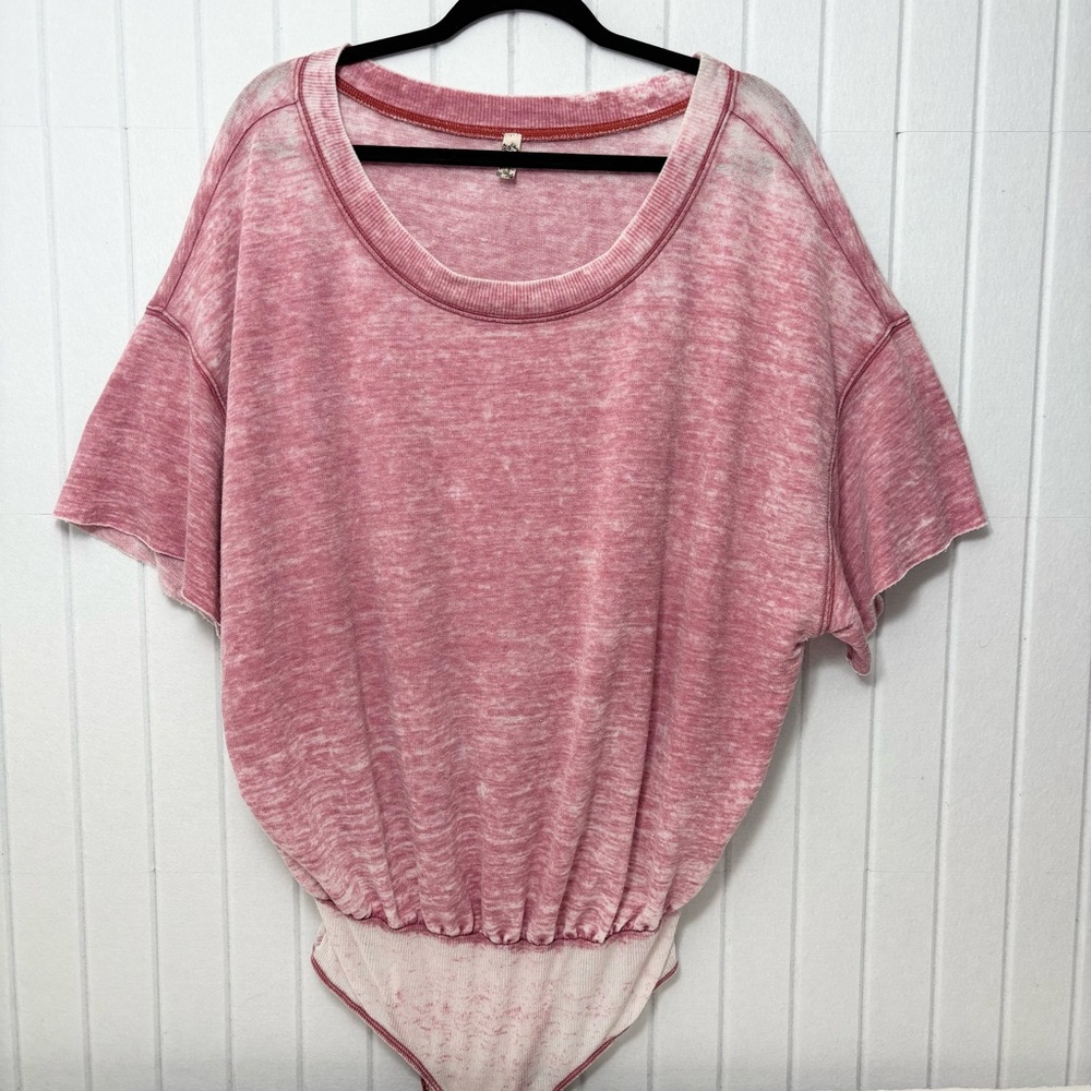 FREE PEOPLE Cozy Girl Bodysuit T-Shirt Faded Burgundy Pink Winding Road‎ Size S